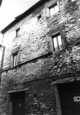 Casa con finestre riquadrate sec.XVI